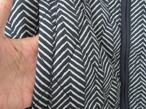 Chaleco Coldwater Creek acolchado ligero negro blanco Chevron MED bolsillos - Imagen 4 de 14