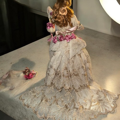 OOAK Barbie mit handgefertigtem viktorianischem Outfit Kleid Tasche Hut & Ständer ATEMBERAUBEND Spitze - Bild 7 von 21