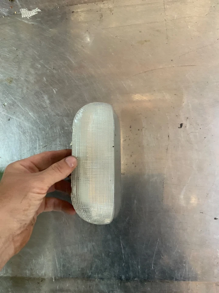 Lámpara de inundación puerta levadiza trasera Chrysler Dodge Ram luz de cortesía lente Mopar fabricante original fabricante de equipos originales Foto 2 de 3