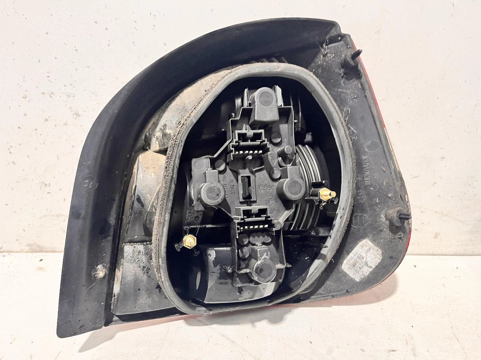 Renault SCENIC Left Taillight 2WD J64, 05/01-12/04 - image 2 of 3