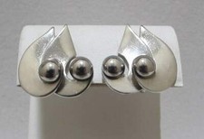 Stunning Vtg Mid-Century Mod Right-Left Design Silver Tone Screw Back Earrings