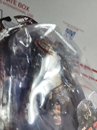NECA Predator 2 2010 Ser 4 City Hunter unmasked Predator Action Figure Box DMG - Picture 10 of 18