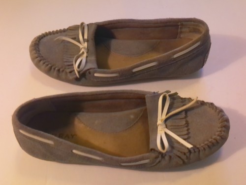 Women's Array Gray Suede Kiltie Tasseled Moccasins Flats Shoes size 8M - Picture 3 of 5