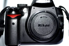Nikon D5000 12.3MP Digital Camera BODY. SEE THE PICTURES OF THIS GREAT CAMERA.