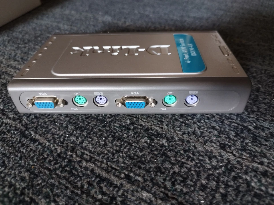 D-Link DKVM-4k 4-Port PS/2 VGA KVM Switch Complete with 4 Cable Assemblies - Immagine 4 di 4