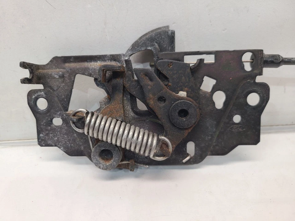 Ford Focus 2015 (1,0 L/MT/sedán) capó delantero pestillo  Foto 3 de 4