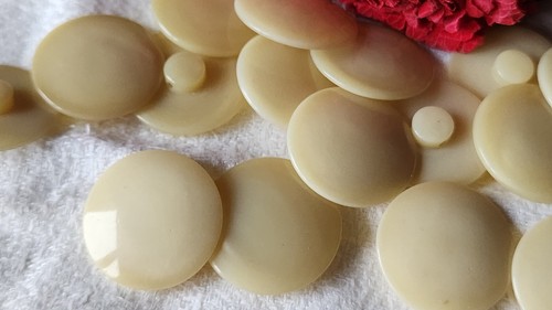 Lot De 15 Boutons Vintage Crème Beige Panaché - Diamètre 2,2 Cm Réf 2784 - Occasion