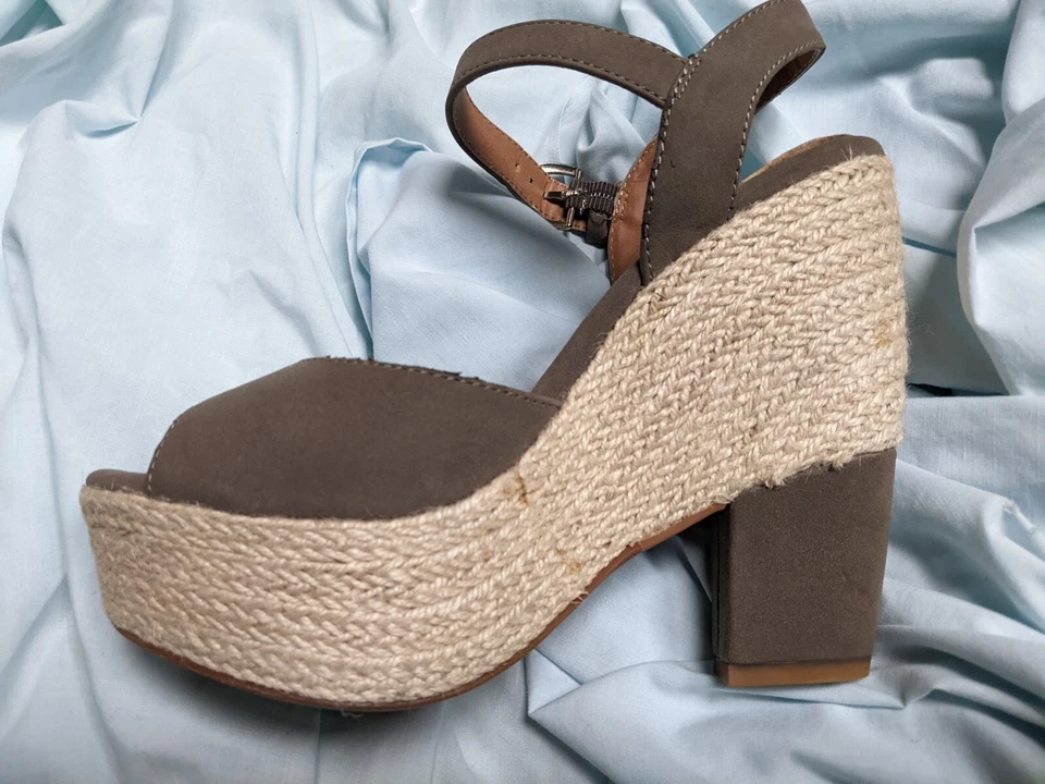 Nuevo Nuevo con etiquetas Seychelles Plataforma Cuña Tacones Taupe Alpargatas Hebilla Punta Abierta talla 6 Foto 3 de 4