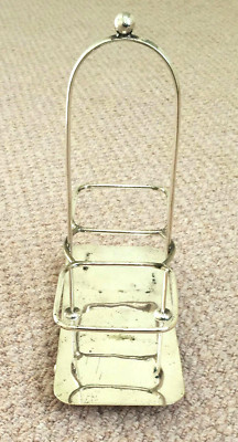 EIN VINTAGE 8,5'' LANG x 8,75'' HOCH, E.P.N.S. ZWEI FLASCHENHALTER c/w 4 SOCKELFÜSSE