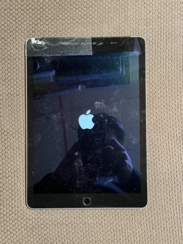 Apple iPad Air 2 16GB, Wi-Fi, 9.7in - Space Grey **CRACKED SCREEN**