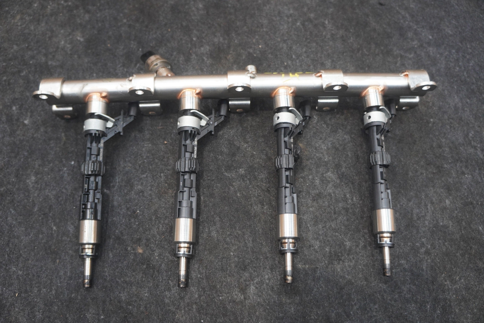 Left High Pressure Fuel Rail Pipe 4 Injector Set 0P2906036 Lamborghini Urus 2019