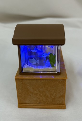 Sylvanian Families Calico Critters beleuchtetes Aquarium Unterschrank & Uhr - Bild 2 von 9