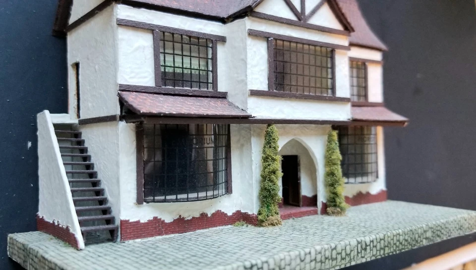 DOLLHOUSE 1/4 ' SCALE FULLY ASSEMBLED AND WALLPAPERED ENGLISH TUDOE HOUSE - Image 4 of 4