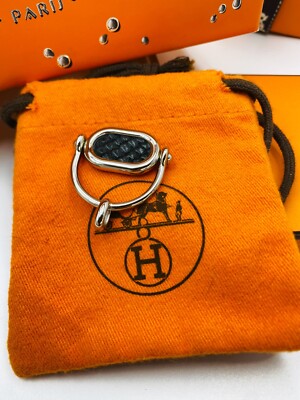 Pendentif Hermès étrier Basculant Palladié Et Cuir De Lézard - Neuf Avec étiquettes Et Pochon, 3.3 Cm