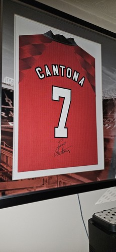 Eric Cantona framed and signed shirt with built-in LED lights and a built-in TV - Bild 3 von 7