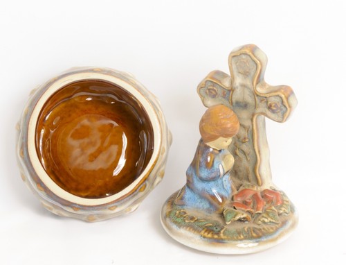 Ceramic Lidded Trinket Box Boy Praying Cross Red Roses Vintage - Picture 5 of 6