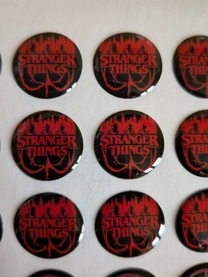 2x Fernbedienung Schlüsselanhänger Abzeichen Emblem Aufkleber Logo für Stranger Things 3D gewölbt 14mm