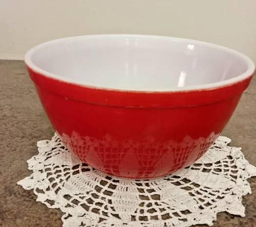 PYREX  1 1/2 QT.  402 PRIMARY Red Mixing Bowl