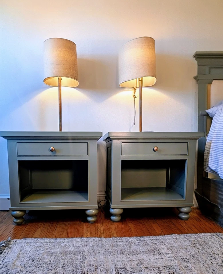 "Humo y salvia" - Herrajes de restauración tamaño king, par de mesitas de noche de madera maciza Foto 2 de 4