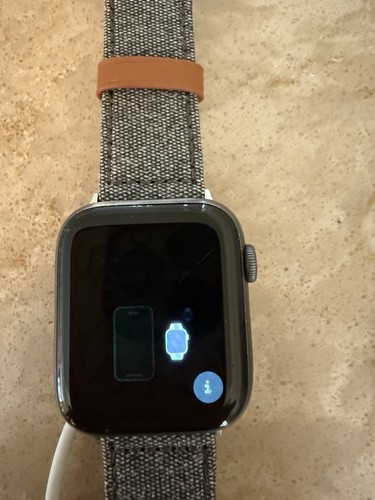 Apple Watch (Series 4) 44mm Space Grey Aluminum -USED w/ New Black Material Band - Zdjęcie 11 z 17