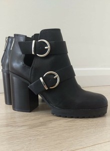 black boots size 4