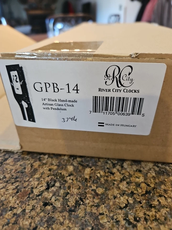 全新带盒 River City 玻璃挂钟 14x4.25 英寸黑色挂钟。 Design Artisan 匈牙利 全新 — 第 2/4 张图片