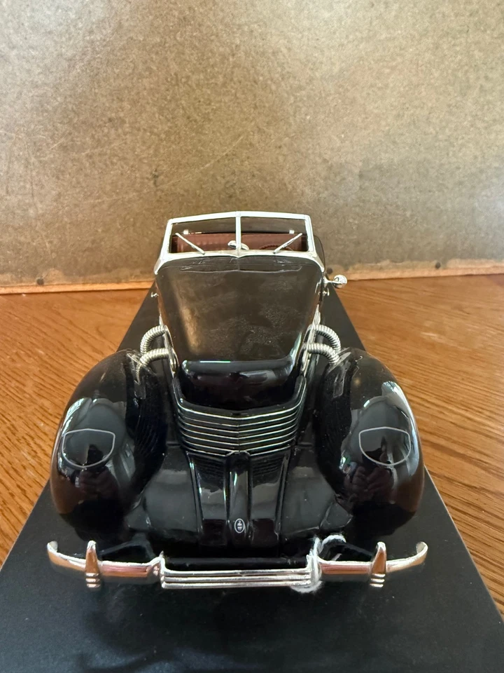ERTL LIMITED EDITION 1937 CORD 812 CONVERTIBLE BLACK 1:18 OPENING HOOD & DOORS - Image 4 of 4