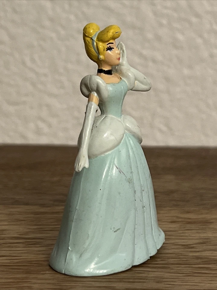 "FIGURA DE ACCIÓN CENICIENTA DISNEY 3"" JUGUETE DE PLÁSTICO (USADO)" Foto 2 de 4