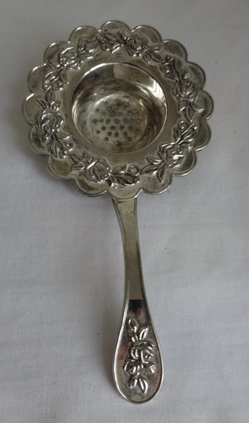 Floral Repousse TEA BALL Infuser Strainer Silver Plate Fancy Roses Deco Spoon
Opens in a new window