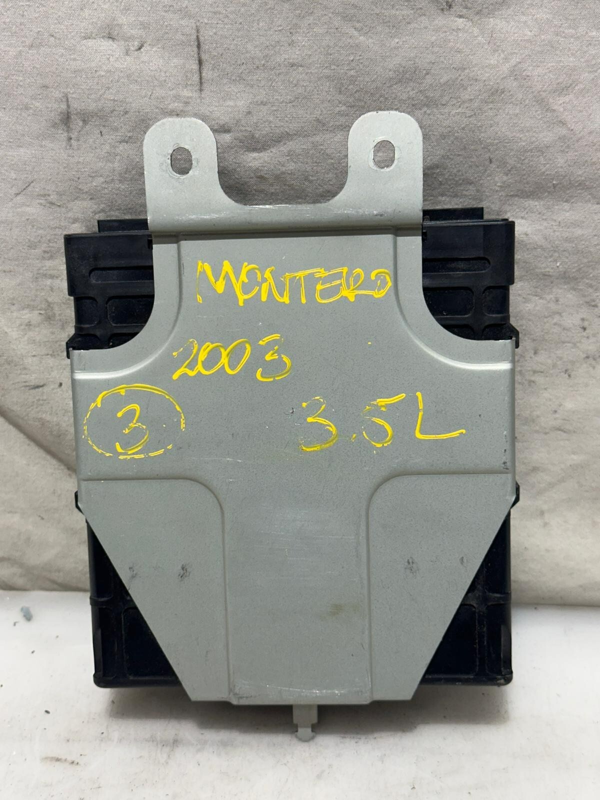 2003 Mitsubishi Montero Sport Engine Control Unit ECU MR578352 