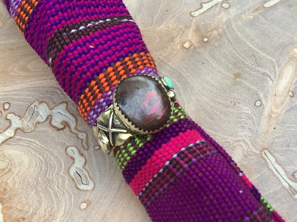 Anillo Lightning Ridge Matrix Opal, ópalo blanco y latón hecho artesanalmente para hombre talla 12” Foto 3 de 4