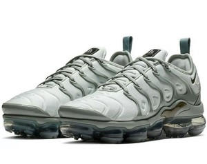 nike vapormax plus women's grey