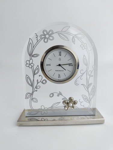 MIKIMOTO International Small TABLE CLOCK Clear Resin Flower Motif Pearl JAPAN - Picture 2 of 9