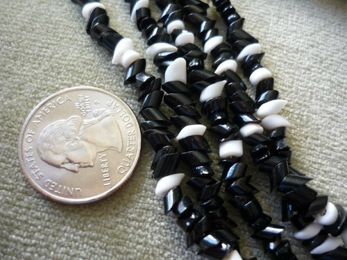 PENDIENTES Y COLLAR DE 5 HILOS CON CLIP EN BLANCO Y NEGRO DE COLECCIÓN/26" DE LARGO - Imagen 4 de 7