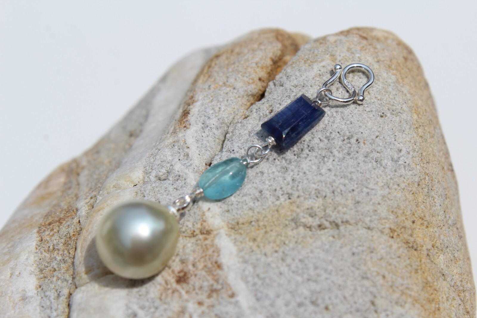 Pendentif perle des mers du sud gold et cyanite en or jaune