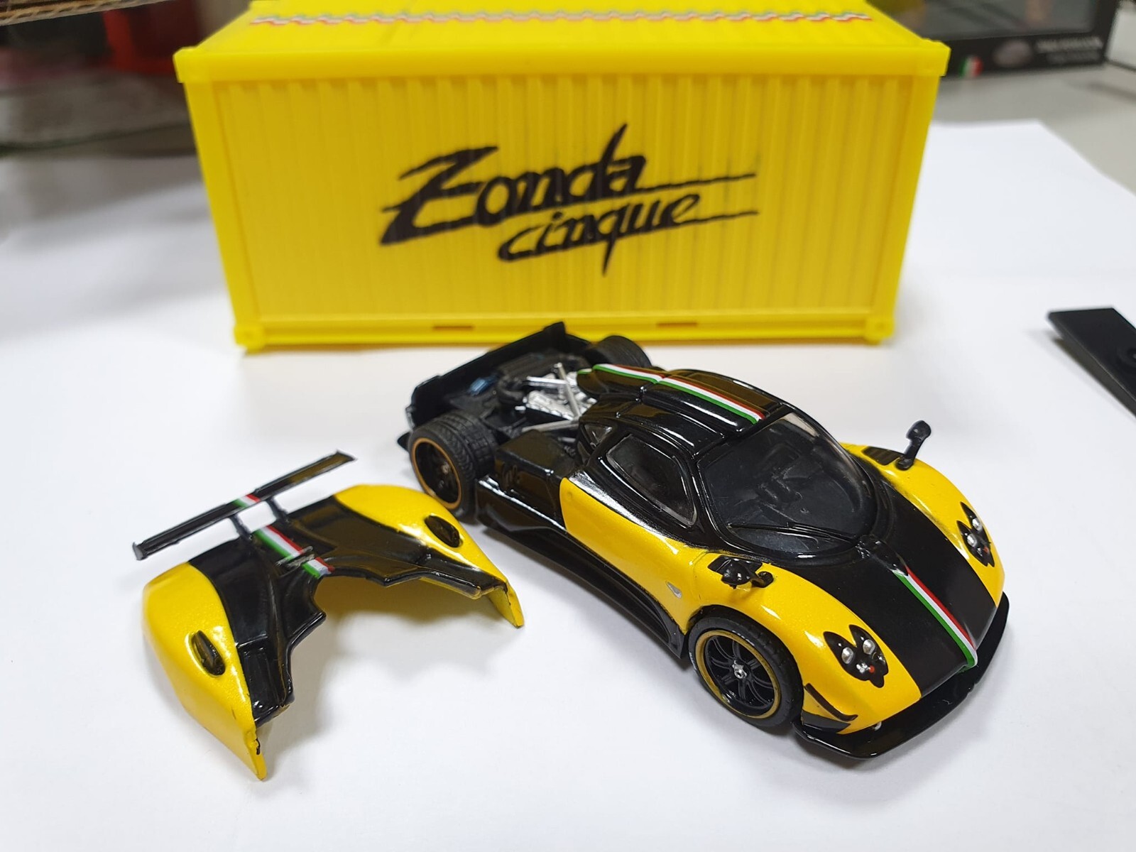 Tarmac Works 1/64 Pagani Zonda Cinque Giallo Limone Special Edition