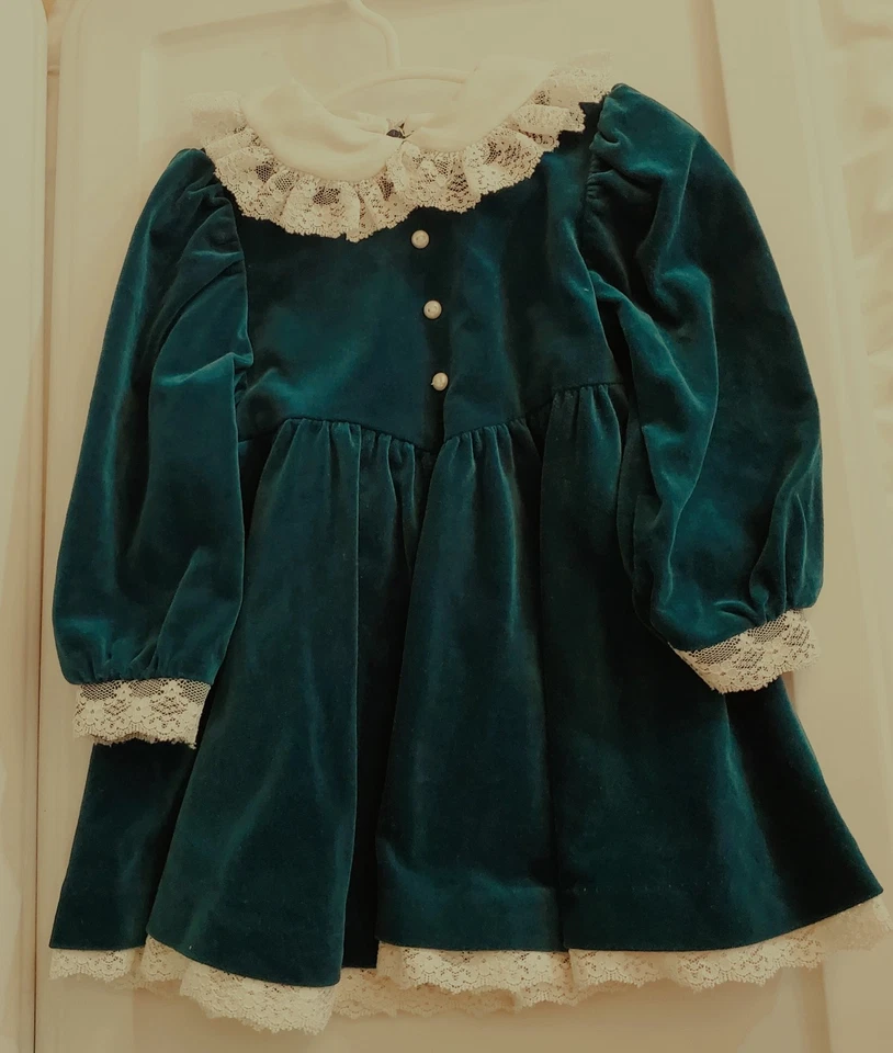 Vestido de terciopelo verde oscuro Good Lad Holiday para niñas con encaje blanco - talla 2T Foto 2 de 4