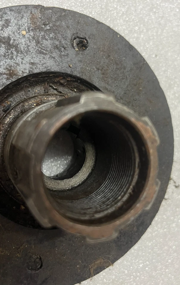 Buje de embrague y tuerca Harley Davidson Knucklehead EL 1936-1940 originales usados (U651) Foto 4 de 4