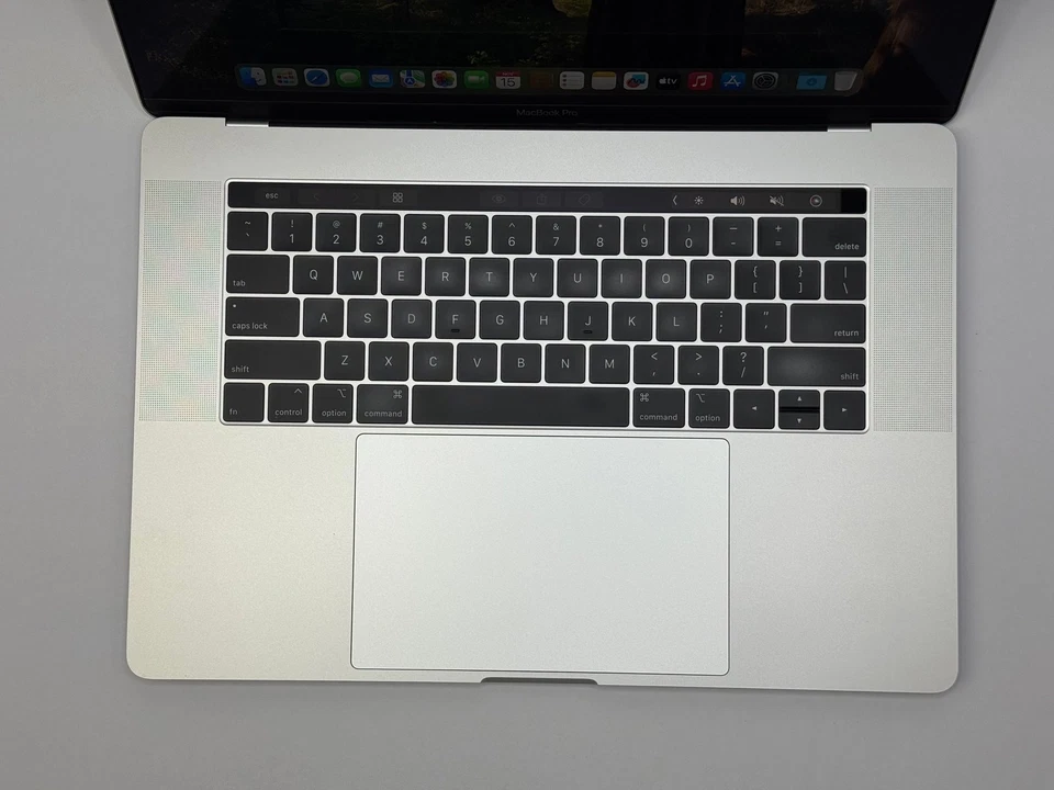 Apple MacBook Pro Retina TouchBar 15,4“ 6-Core i7 2,6 Ghz 16GB 512 GB SSD QWERTY - Bild 3 von 4