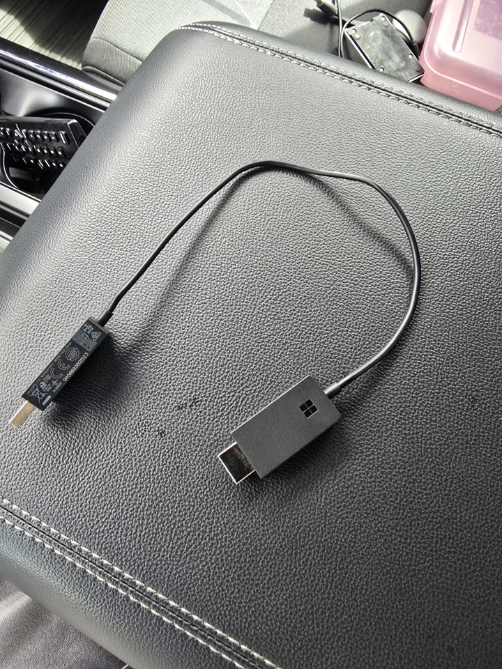 Adaptador de pantalla inalámbrico Microsoft V2 (modelo 1733) - espejo o extensión inalámbrica Foto 2 de 2