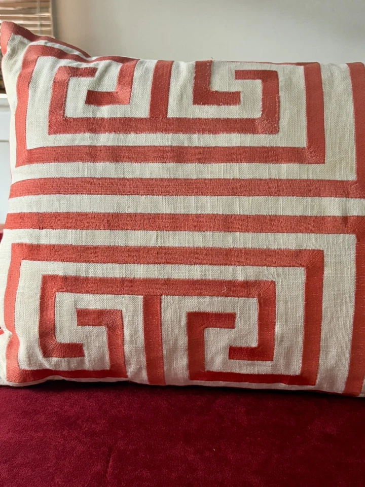 Almohada llave griega Mykonos bordada TRINA TURK Foto 3 de 4