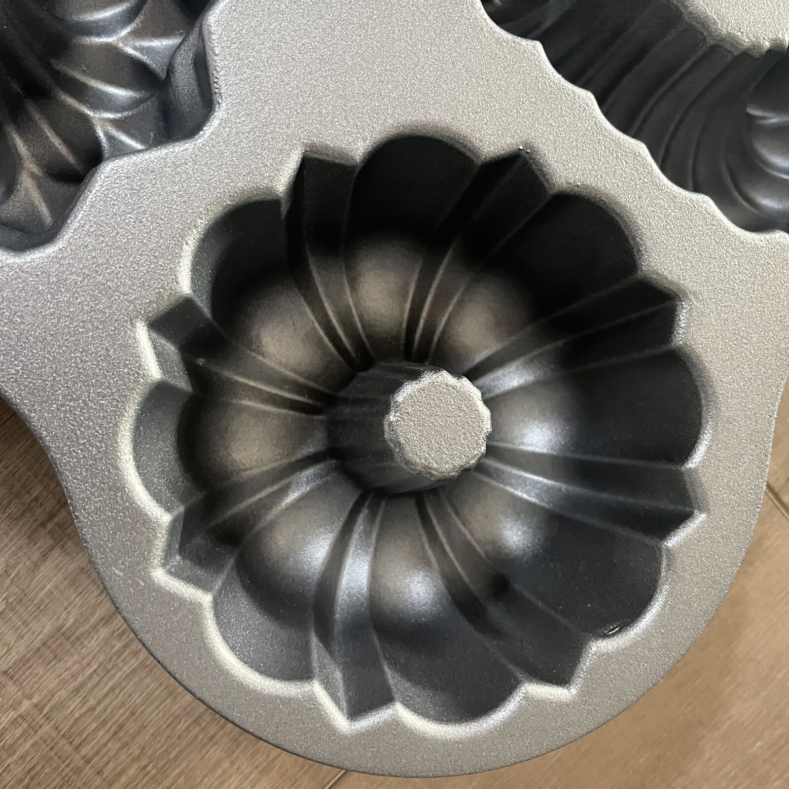 Nordic Ware USA Bundt Quartet Pan 9 Cups 2.1 Liters 4 Designs Heart