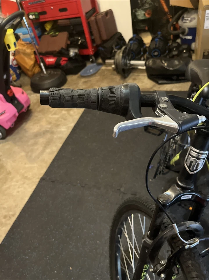 Mongoose R0708WM 24 inch Excursion Mountain Bike - Black - Image 3 of 4