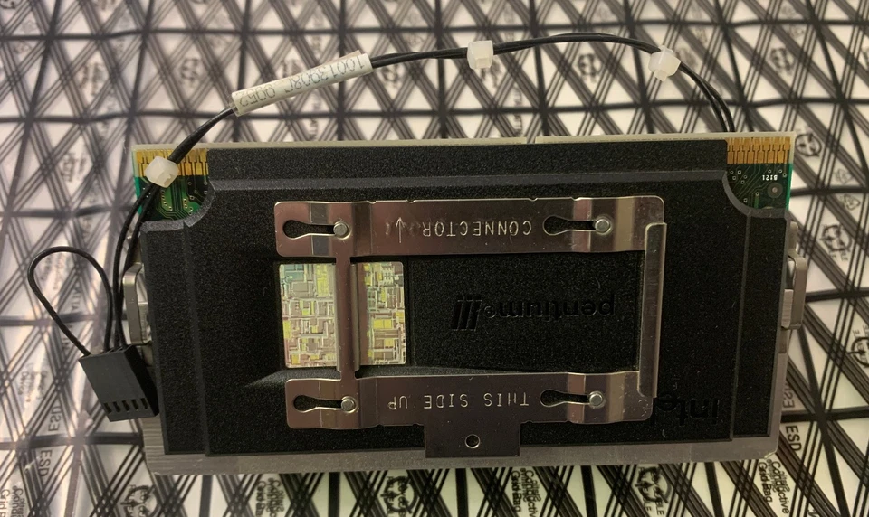 Intel Pentium III SL3KV 650/256/100/1.65V S1 0.65GHz CPU Processor - Image 3 of 4
