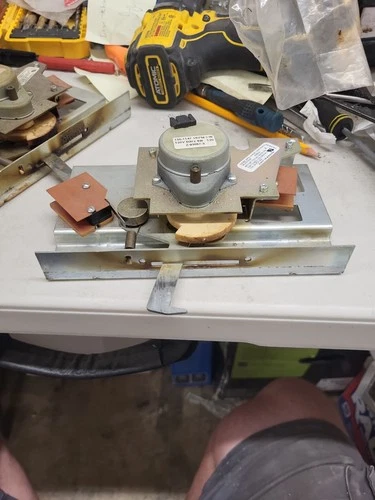 Dacor oven latch lock & motor assembly ML001005 82834 - product listing photo
