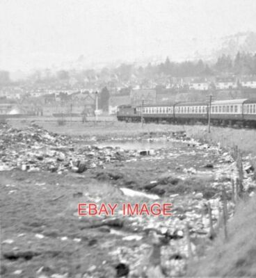 FOTO UMRUNDUNG DER KURVE AM DINGWALL GESEHEN VON EINEM AUSFLUGSZUG VON ABERDEEN
