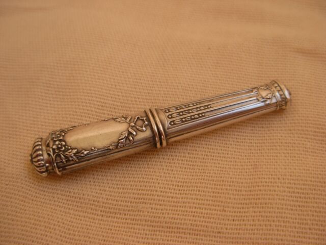 ANTIQUE FRENCH SOLID SILVER NEDDLE CASE EMPIRE STYLE LATE 19th CENTURY. ANTIQUE FRENCH SOLID SILVER NEDDLE CASE EMPIRE STYLE LATE 19th CENTURY.