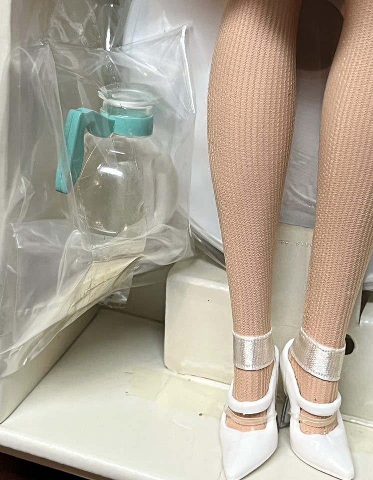 Barbie Silkstone Fashion Model – The Nurse 2005 – Robert Best – J4523 – Gold Label – NRFB
