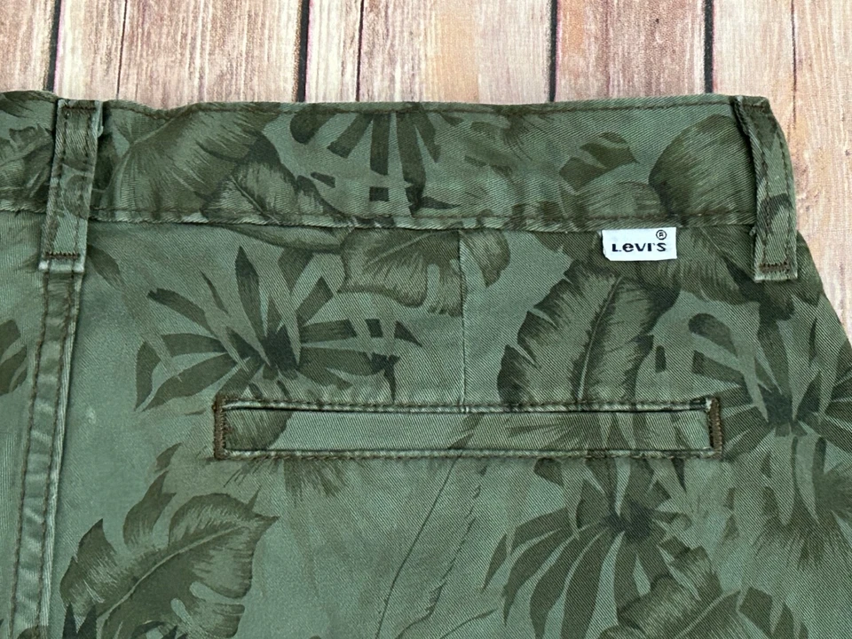 Pantalones Cortos Clásicos LEVI’S Boho Verde Floral Estampado de Hojas Para Mujer Talla 31 Foto 3 de 4