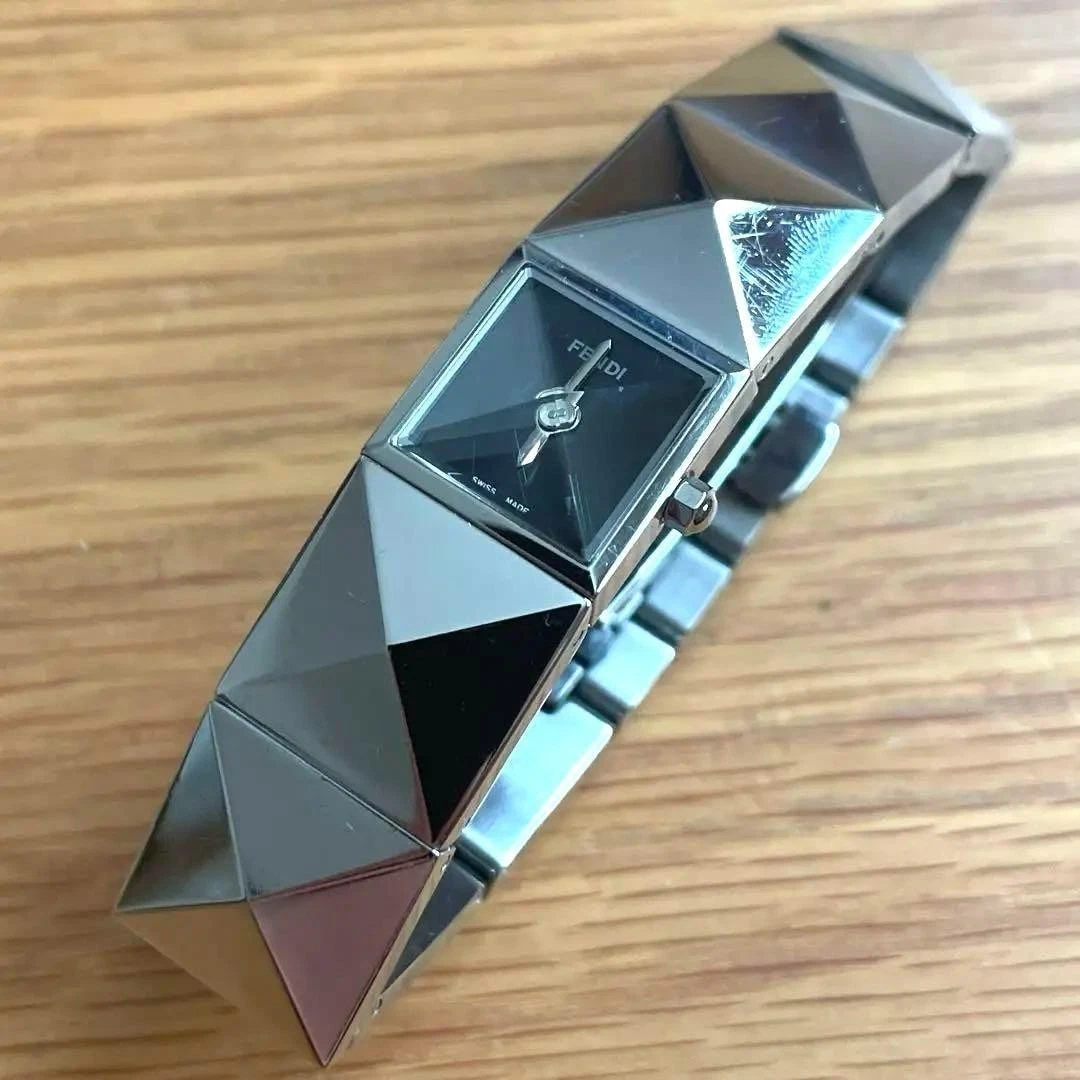 Orologio Fendi Orologi Quadrato Quarzo Quadrante Nero Bracciale Piramide Donna